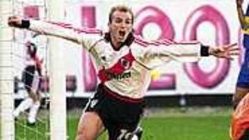 FUERA RUMORES. Esteban Cambiasso vestirá la camiseta del River Plate al menos hasta junio del próximo año.