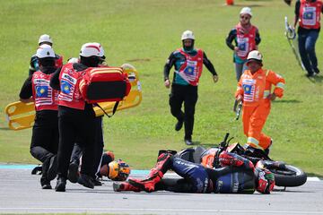 En este momento, la carrera ya estaba suspendida. Los servicios médicos atendieron a Quartararo, abajo a la derecha, y especialmente a Jack Miller, abajo a la izquierda, que preocupó a todos los espectadores.