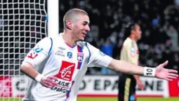 <b>GOLEADOR. </b>Benzema ha repetido ya 20 veces este gesto de celebrar un gol durante esta campaña.