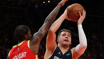 ATLANTA, GEORGIA - OCTOBER 21: Luka Doncic #77 of the Dallas Mavericks is defended by Delon Wright #0 of the Atlanta Hawks during the first half at State Farm Arena on October 21, 2021 in Atlanta, Georgia. NOTE TO USER: User expressly acknowledges and agrees that, by downloading and or using this photograph, User is consenting to the terms and conditions of the Getty Images License Agreement. Kevin C. Cox/Getty Images/AFP
== FOR NEWSPAPERS, INTERNET, TELCOS & TELEVISION USE ONLY ==