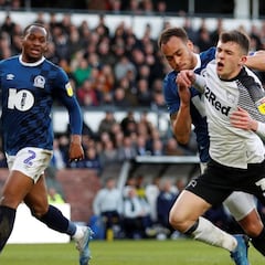 Habrá ascensos y descensos aunque se acorte la temporada en el fútbol inglés