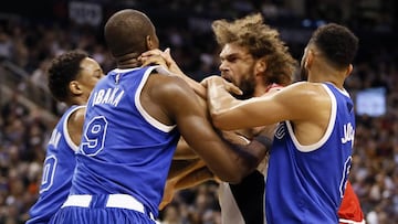 Momento de tensi&oacute;n entre Serge Ibaka y Robin Lopez durante la trifulca que protagonizaron esta pasada madrugada.. 