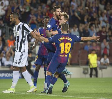 2-0. Rakitic celebra el segundo gol con Messi.