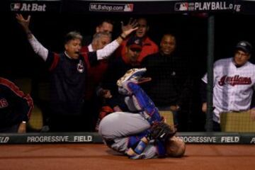 David Ross de los Chicago Cubs atrapa la bola bateada por Lonnie Chisenhall de los Cleveland Indians.