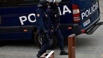 Agentes de Policía en las inmediaciones de una vivienda semiabandonada, a 19 de abril de 2023, en Ceuta (España). Hasta seis furgones de la UIP de la Policía Nacional se han desplegado a primera hora de hoy en la barriada de Los Rosales. Según fuentes policiales cercanas, se trata de una operación de tráfico de drogas y estafa. Entre las unidades participativas ha ido la de Guías Caninos y han sido los encargados de inspeccionar una vivienda semiabandonada. También han participado la UDYCO y la UPR. Durante el registro se ha incautado material, entre ellos una escopeta, llevado por varios agentes en cajas de cartón. Se ha detenido a tres hombres y una mujer.
19 ABRIL 2023;CEUTA;OPERATIVO POLICIAL;DROGAS;ESTAFA;PIXELADA
Antonio Sempere / Europa Press
19/04/2023