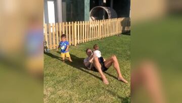 ¡Es un padrazo! Cristiano y el penalti viral de su hijo de 2 años