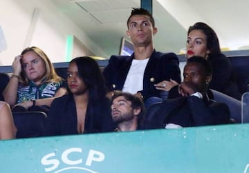 Sporting CP v CD Tondela - Primeira Liga. Imagen en la que se ve el presunto anillo de compromiso de Georgina Rodríguez mientras presenciaba con Cristiano Ronaldo el partido Sporting de Lisboa-Tondela. Gualter Fatia (Getty Images)