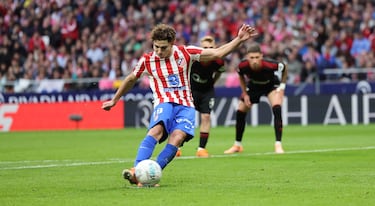 Julián Álvarez marca el 1-0 de penalti. 
