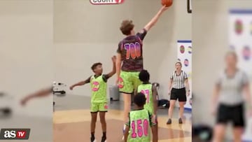 Se trata de Jeremy Gohier, un canadiense que se ha hecho viral por la superioridad frente a otros niños de su edad, empezando por su estatura.