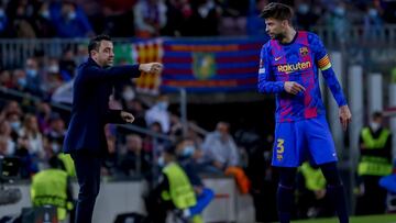 Xavi da órdenes a Piqué durante el Barça-Nápoles.
