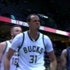Matt Barnes la lía: persiguió a John Henson hacia el vestuario