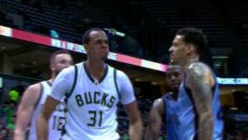 John Henson, tras el tapón que le puso a Matt Barnes.