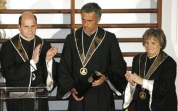 Mourinho es nombrado Doctor Honoris Causa en la Universidad de Lisboa el 23 de marzo de 2009.