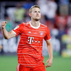 De Ligt se estrena marcando con jet-lag