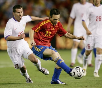 Su debut con la selección se produjo el 27 de mayo de 2006, en un partido amistoso de preparación para el Mundial de Alemania ante Rusia, en el Estadio Carlos Belmonte de Albacete. El primer partido oficial fue ante Arabia Saudí en el Mundial de Alemania.