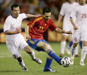 Su debut con la selección se produjo el 27 de mayo de 2006, en un partido amistoso de preparación para el Mundial de Alemania ante Rusia, en el Estadio Carlos Belmonte de Albacete. El primer partido oficial fue ante Arabia Saudí en el Mundial de Alemania.