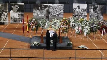 Capilla Ardiente de Manolo Santana en la pista central de la Caja M&aacute;gica.