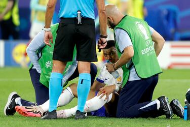 Kylian Mbappé recibe asistencia del cuerpo médico de la selección francesa.
