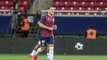 Jes&uacute;s Angulo durante el calentamiento con Chivas