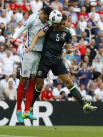 Chris Smalling y James Chester.