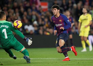 El jugador del Barcelona Aleñá marca el 2-0 al Villarreal. 