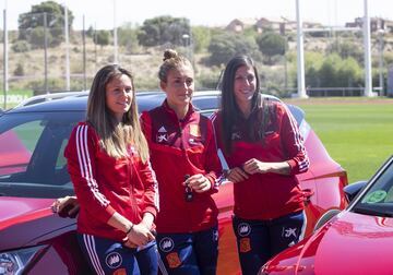 Las jugadoras de la Selección posan con sus nuevos coches