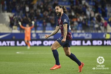 Empieza a recuperar su buena línea ofensiva. Su lanzamiento de falta fue magistral para batir al portero del Villarreal B.