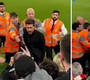 Sale a la luz una toma nueva del jaleo con Simeone en Anfield: lo que hace su ayudante es muy feo