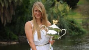 La biolurrusa Victoria Azarenka posa ante los fot&oacute;grafos con el trofeo del Abierto de Australia, su segundo t&iacute;tulo de Grand Slam.