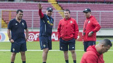 PA2008. CIUDAD DE PANAM&Aacute; (PANAM&Aacute;), 15/05/2017.- El t&eacute;cnico de la selecci&oacute;n de f&uacute;tbol de Panam&aacute;, Hern&aacute;n Dar&iacute;o &quot;Bolillo&quot; G&oacute;mez (2-d) dirige un entrenamiento hoy, martes 15 de mayo de 2