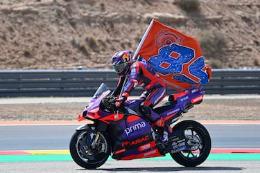 Celebración de Jorge Martín celebrando su segunda posición en el Gran Premio de Aragón.