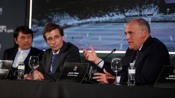 El alcalde de Madrid José Luis Martínez-Almeida (c), junto al presidente de LaLiga, Javier Tebas (d), y Marcelo Ordás (i), poseedor de la mayor colección de reliquias del fútbol internacional, durante la presentación del museo "Legends', que se podrá visitar en Madrid, en un edificio de la Puerta del Sol de 4.200 metros cuadrados y siete pisos.