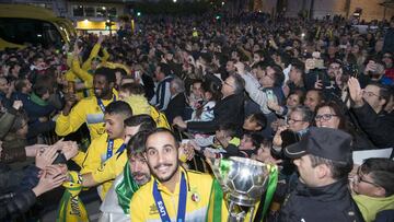 Miles de personas reciben en la puerta de la Diputacion de Jaen al Jaen Paraiso Interior que da la sorpresa y gana la Copa de Espa&ntilde;a de futbol sala En la fotos los jugadores a su llegada a la Diputacion de Jaen que es patrocinadora de la marca Jaen Paraiso Interior.
 