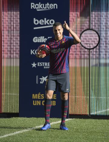 El jugador colombiano del valencia llegó en el mercado de invierno de la temporada 2018-19. El acuerdo de cesión fue hasta el final de la temporada e incluyó una opción de compra de 25 millones (que no se ejecutó). El Barça no especificó el precio que pagó por el préstamo (dos millones).