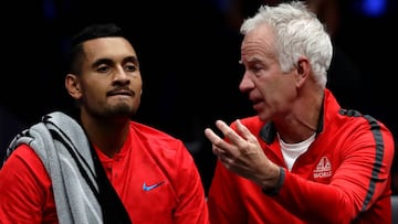 Nick Kyrgios recibe instrucciones de John McEnroe durante la Laver Cup 2017.