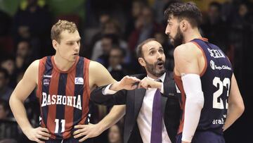 Sito Alonso habla con Blazik y Shengelia.