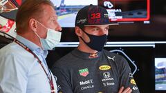 Jos Verstappen junto a su hijo Max en el garaje de Red Bull en Silverstone.