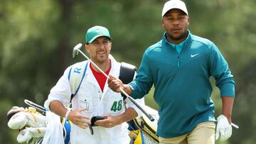 Harold Varner III y su caddie Chris Rice.