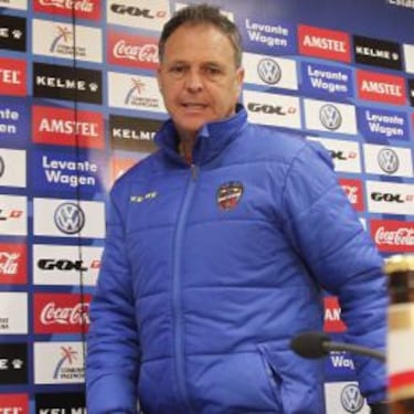 Joaquín Caparrós puede empujar al Betis hacia Segunda División