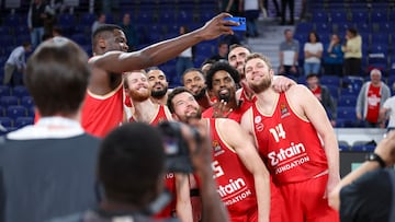 Los jugadores del Olympiacos griego se hacen un 'selfie' el pase a la Final Four de la Euroliga tras eliminar en cuartos al Real Madrid.