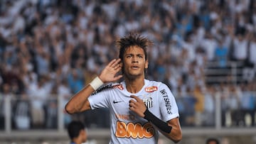 (FILES) Footballer Neymar, of Brazilian team Santos, celebrates after scoring against Bolivia's Bolivar during a Libertadores Cup match at Vila Belmiro stadium in Santos, Brazil, on May 10, 2012. AFP PHOTO/Yasuyoshi CHIBA. Neymar announced his return to Brazilian side Santos, the club that trained him, three days after ending his disappointing adventure in Arab football. (Photo by Yasuyoshi CHIBA / AFP)