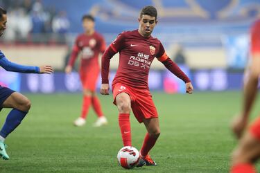 Oscar dos Santos Emboaba Júnior fue en su momento uno de los jugadores más prometedores de Brasil. El Chelsea pagó más de 30 millones de euros al Sao Paulo para ficharle en la temporada 2009-10. Tras pasar por el Shanghai Port de la Chinese Super League, regresó al São Paulo F. C. de la Serie A de Brasil, donde juega en la actualidad. 