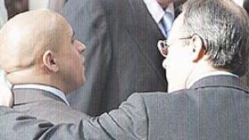 <b>EL PACTO DE LA MONCLOA</b>. Todo se gestó en la comida que la plantilla mantuvo con José María Aznar en La Moncloa el pasado viernes. Florentino pidió al tercer capitán del equipo (el primero es Raúl y el segundo Guti) que posase en primera fi la junto al presidente del Gobierno.