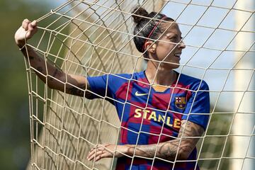 Con 23 dianas, la delantera del Bar?a apunta a repetir como m¨¢xima goleadora de la Primera Iberdrola. La jugadora madrile?a tiene un gran olfato goleador y se alza como una de las mejores atacantes de la historia del f¨²tbol femenino espa?ol. El a?o pasado ya brill¨® en el Atl¨¦tico, donde consigui¨® el pichichi y levant¨® el t¨ªtulo liguero y, en esta temporada, ya ha ganado la Supercopa y pelea con las azulgranas por ser campeona de Liga, Copa y Champions.