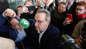 Members of the media surround former refereeing chief Jose Maria Enriquez Negreira as he leaves a court after testifying in the ongoing FC Barcelona corruption case, in Barcelona on March 19, 2024. Last year Barcelona and several of the Spanish champions' former directors were charged with bribery after alleged payments to the former Spanish refereeing vice-president, who held the post for 25 years. Negreira allegedly earned over seven million euros ($7.6 million) from Barcelona between 2001 and 2018, through companies supposedly producing refereeing reports, according to the club. Spanish prosecutors are attempting to find out if Barcelona's payments were in an attempt to influence refereeing, which Barcelona deny. (Photo by Pau Barrena / AFP)