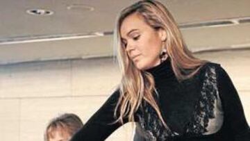 <b>MANO INOCENTE. </b>Ainara Knörr, tesorera del Alavés, sacó las bolas que emparejaron a Betis y Madrid.