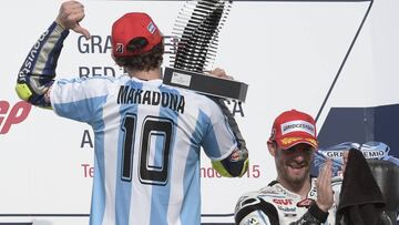 Valentino Rossi celebra su victoria en el GP de Argentina de 2015 con una camiseta de Maradona.