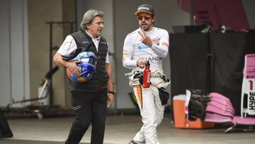 Fernando Alonso junto a Fabrizio Borra, uno de sus fisios, en M&eacute;xico.