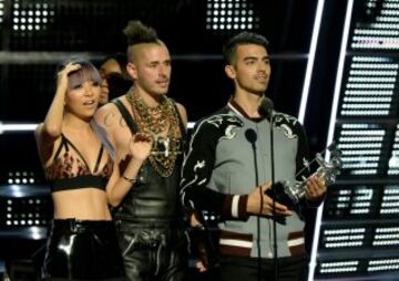 De izquierda a derecha: JJinJoo Lee, Cole Whittle y Joe Jonas de DNCE 