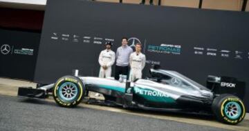 Lewis Hamilton y Nico Rosberg durante la presentación hoy en Montmeló (Barcelona) del nuevo híbrido W07 con el que la escudería pretende defender su liderazgo.